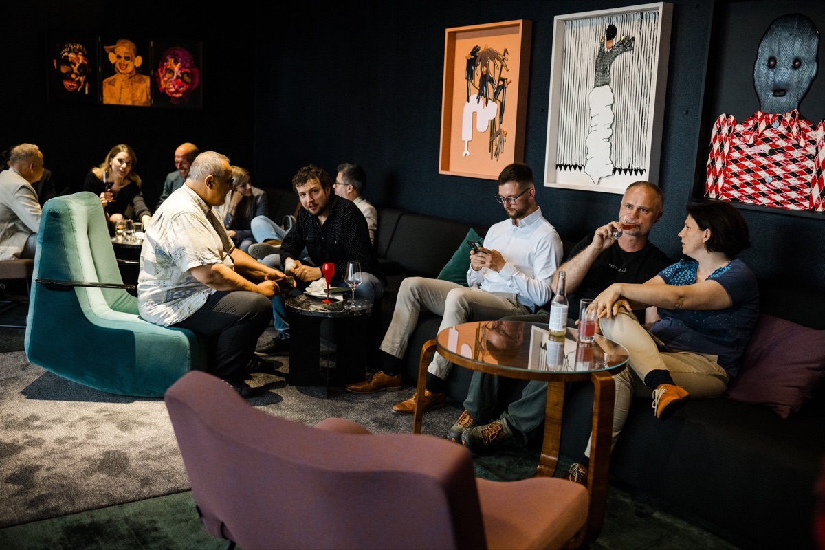 Hosté v křeslech během neformální části večera